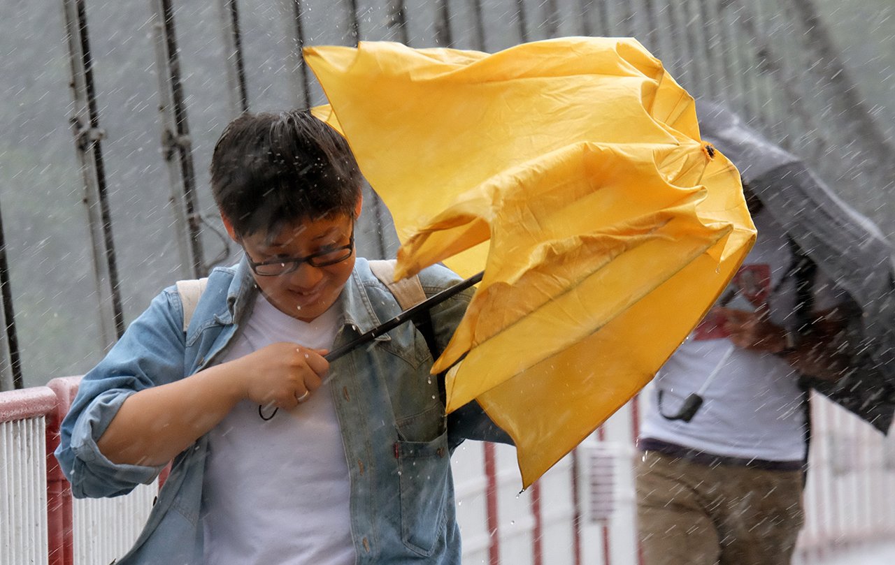 TAIWAN-JAPAN-WEATHER-TYPHOON-WARNING