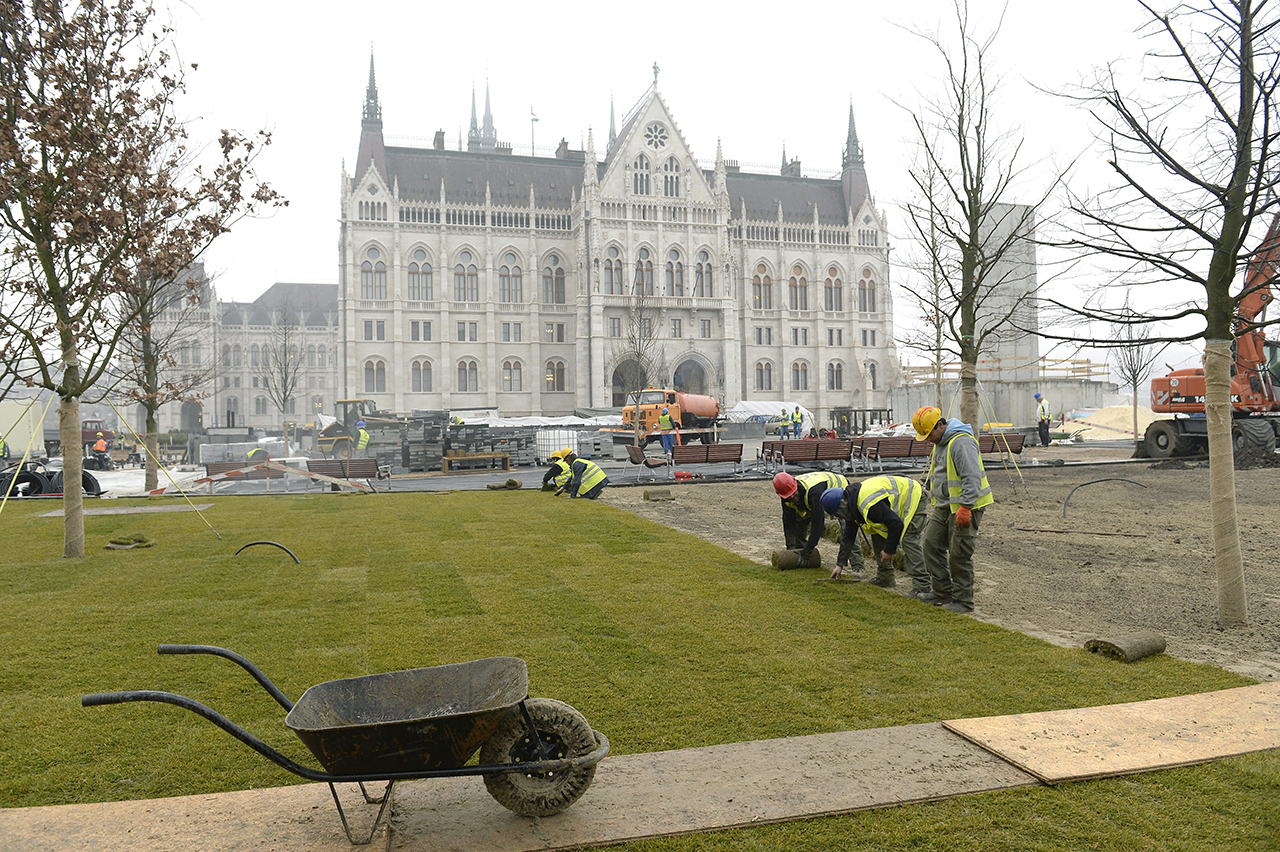 A Kossuth tér átépítése
