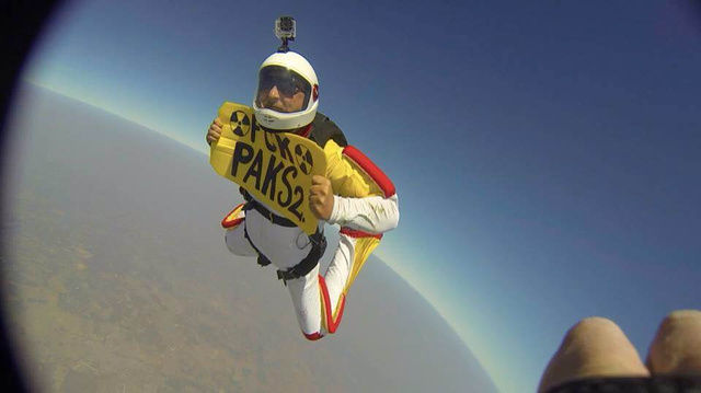 paks-parachute-protest